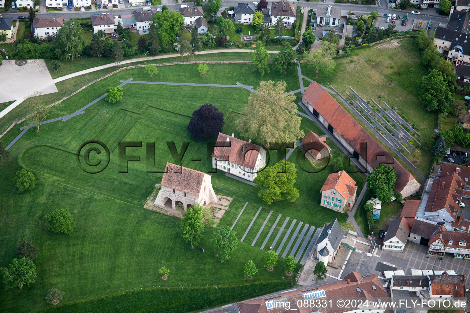 Photographie aérienne de Ensemble de bâtiments de l'ancien monastère et aujourd'hui complexe de monastère-musée Lorsch à Lorsch dans le département Hesse, Allemagne