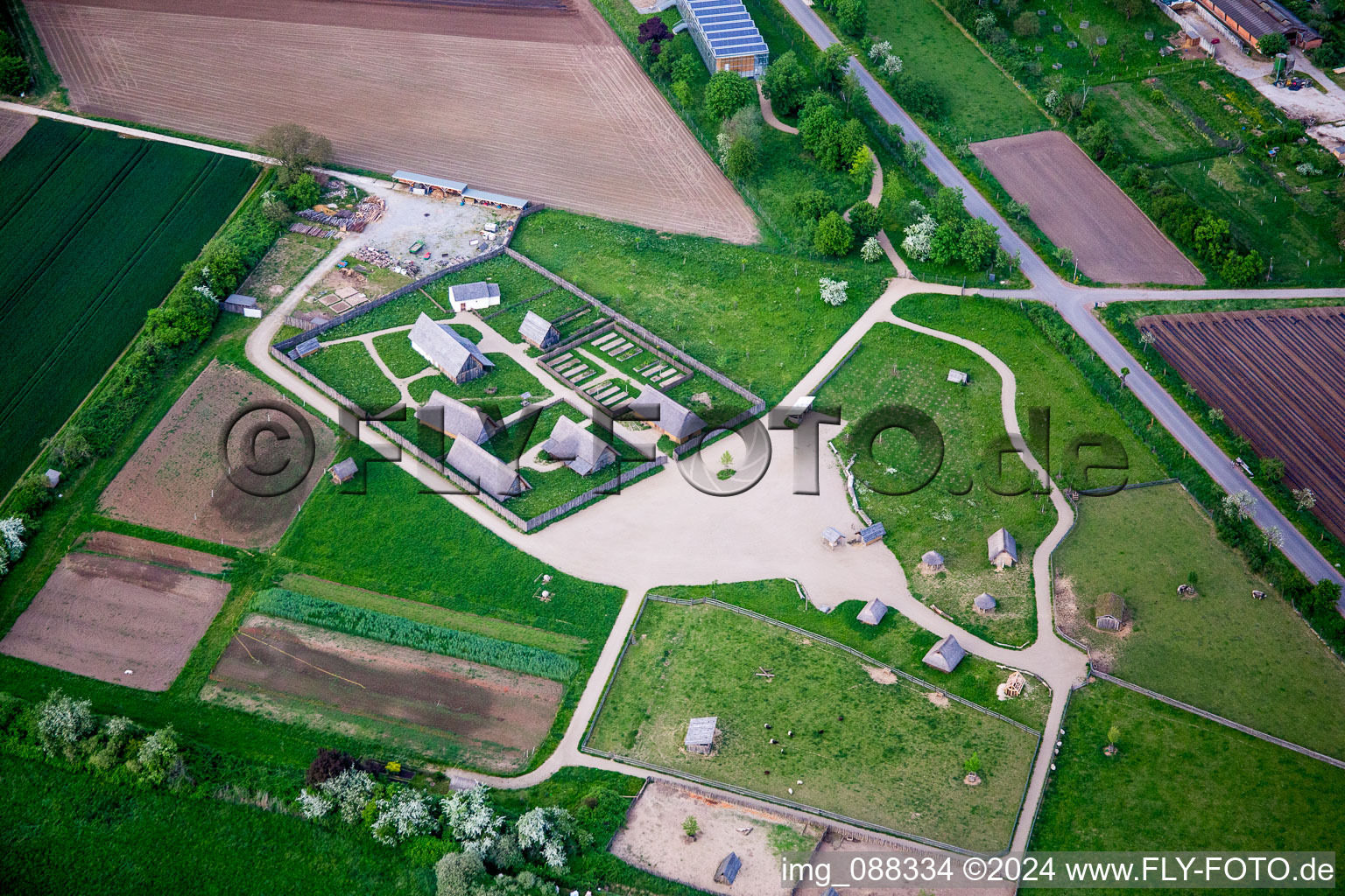 Vue aérienne de Ensemble de bâtiments de musée laboratoire en plein air Lauresham à Lorsch dans le département Hesse, Allemagne