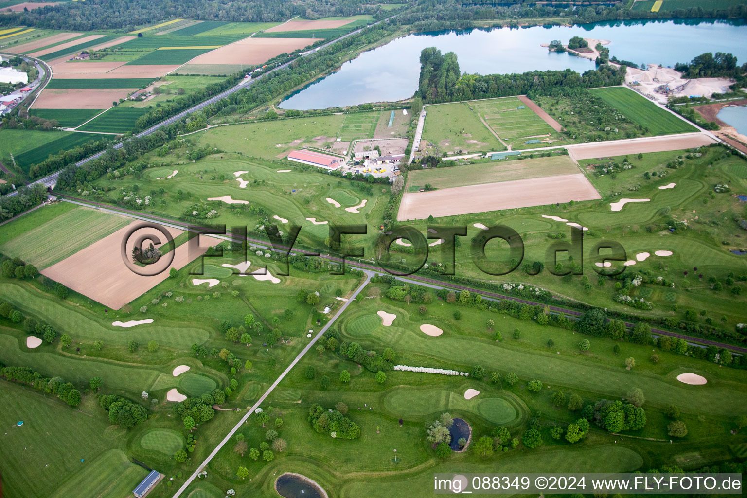 Terrain de golf à Bensheim dans le département Hesse, Allemagne vue d'en haut