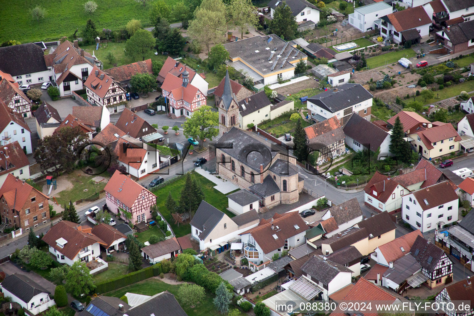 Vue aérienne de Bâtiment d'église au centre du village à le quartier Fehlheim in Bensheim dans le département Hesse, Allemagne