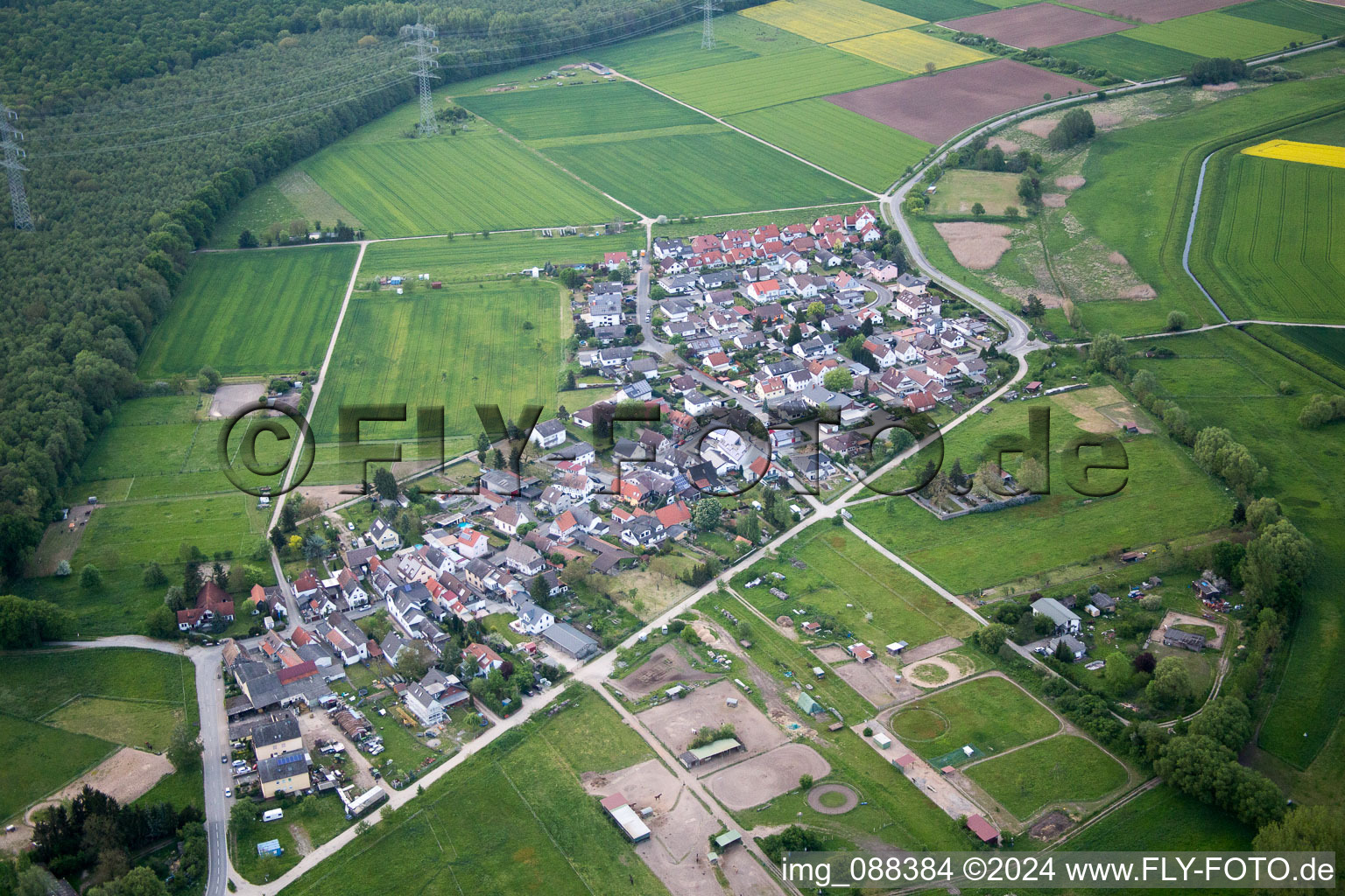 Vue aérienne de Langwaden dans le département Hesse, Allemagne