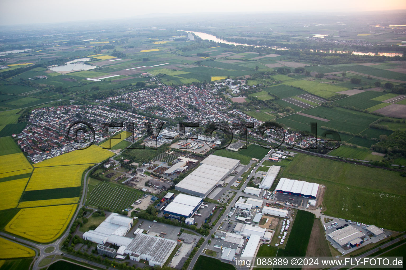 Vue aérienne de Zone commerciale et implantation d'entreprise à Groß-Rohrheim dans le département Hesse, Allemagne