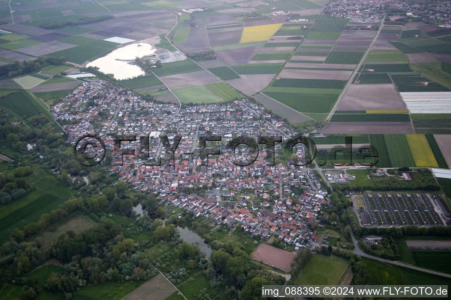 Vue aérienne de Hamm am Rhein dans le département Rhénanie-Palatinat, Allemagne