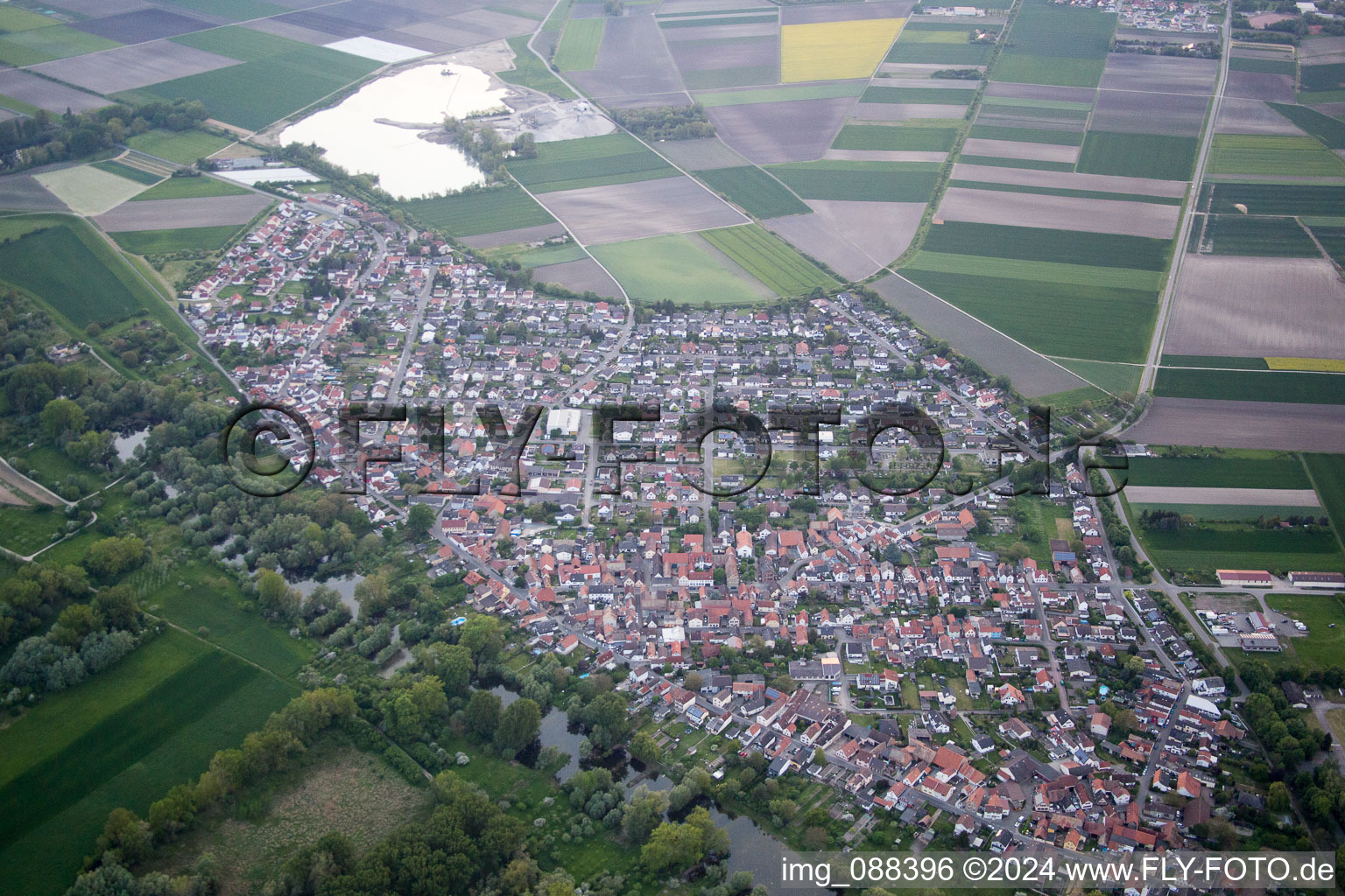 Vue aérienne de Hamm am Rhein dans le département Rhénanie-Palatinat, Allemagne