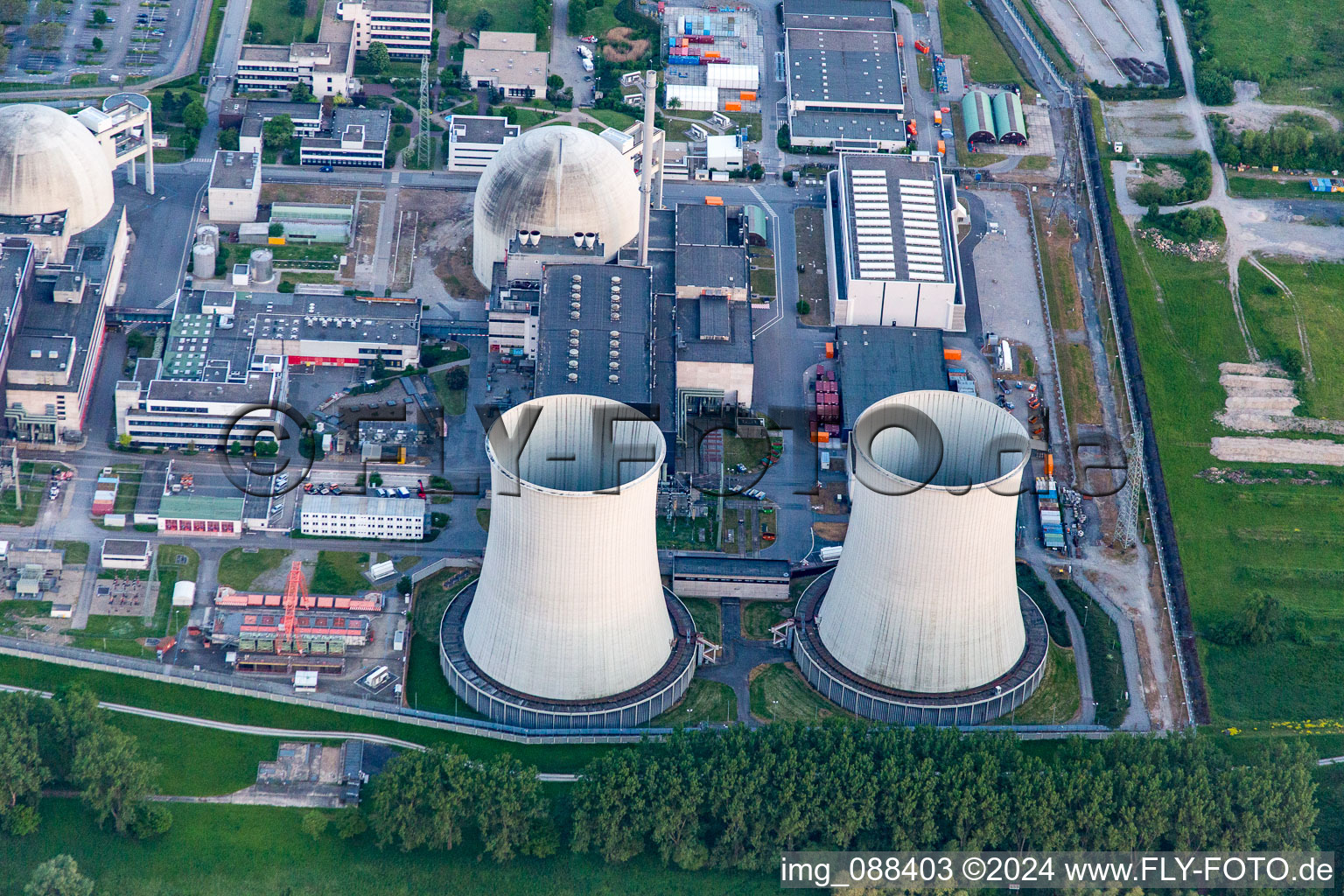 Vue oblique de Centrale nucléaire à le quartier Wattenheim in Biblis dans le département Hesse, Allemagne