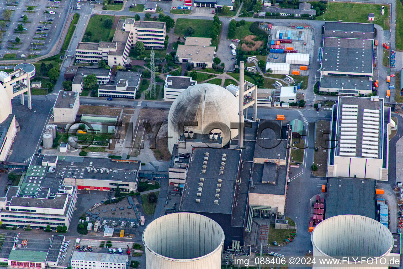 Centrale nucléaire à le quartier Wattenheim in Biblis dans le département Hesse, Allemagne vue d'en haut