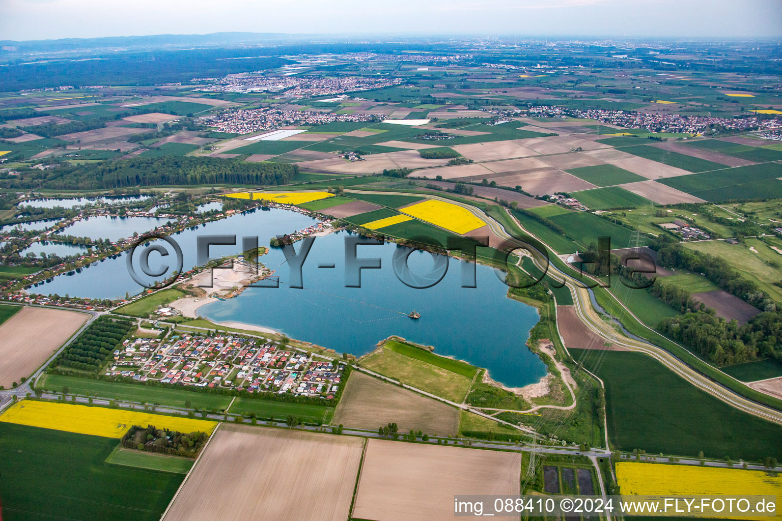 Vue aérienne de Riedsee à Biblis dans le département Hesse, Allemagne