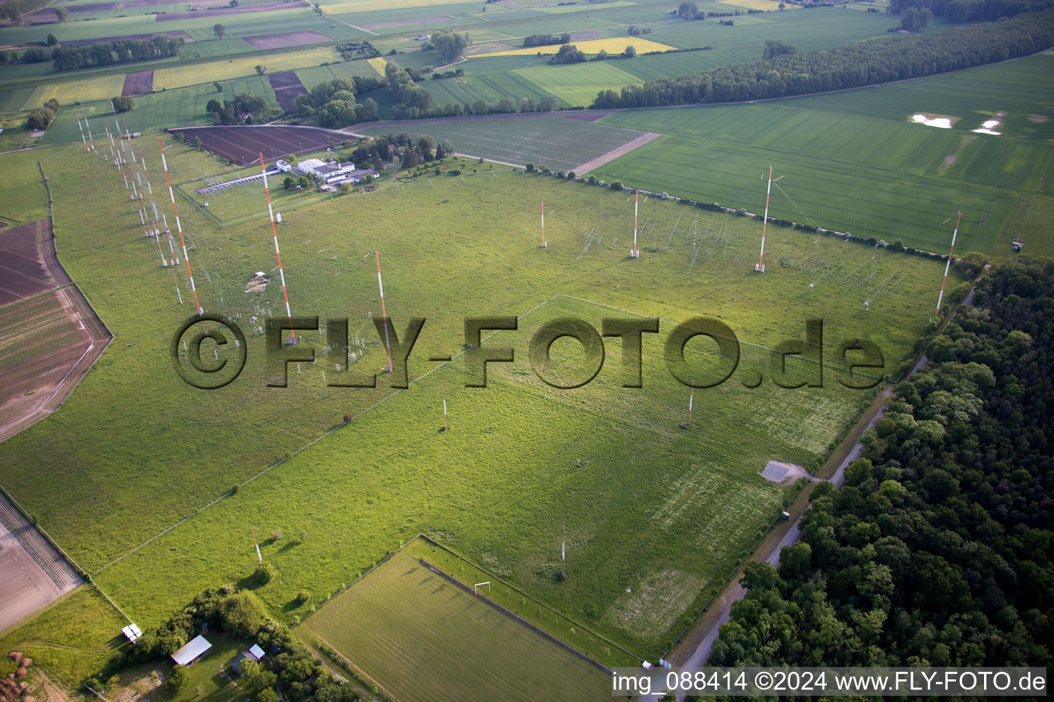 Vue aérienne de Antennes à Biblis dans le département Hesse, Allemagne