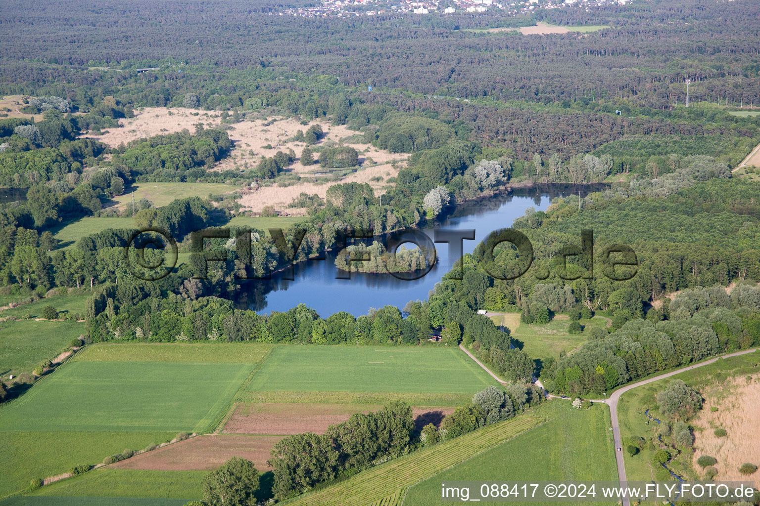 Vue aérienne de Lac Erlensee à Bickenbach dans le département Hesse, Allemagne