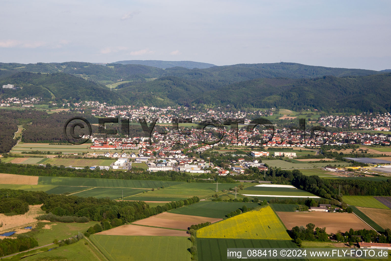 Vue aérienne de Vue des rues et des maisons des quartiers résidentiels à Bickenbach dans le département Hesse, Allemagne