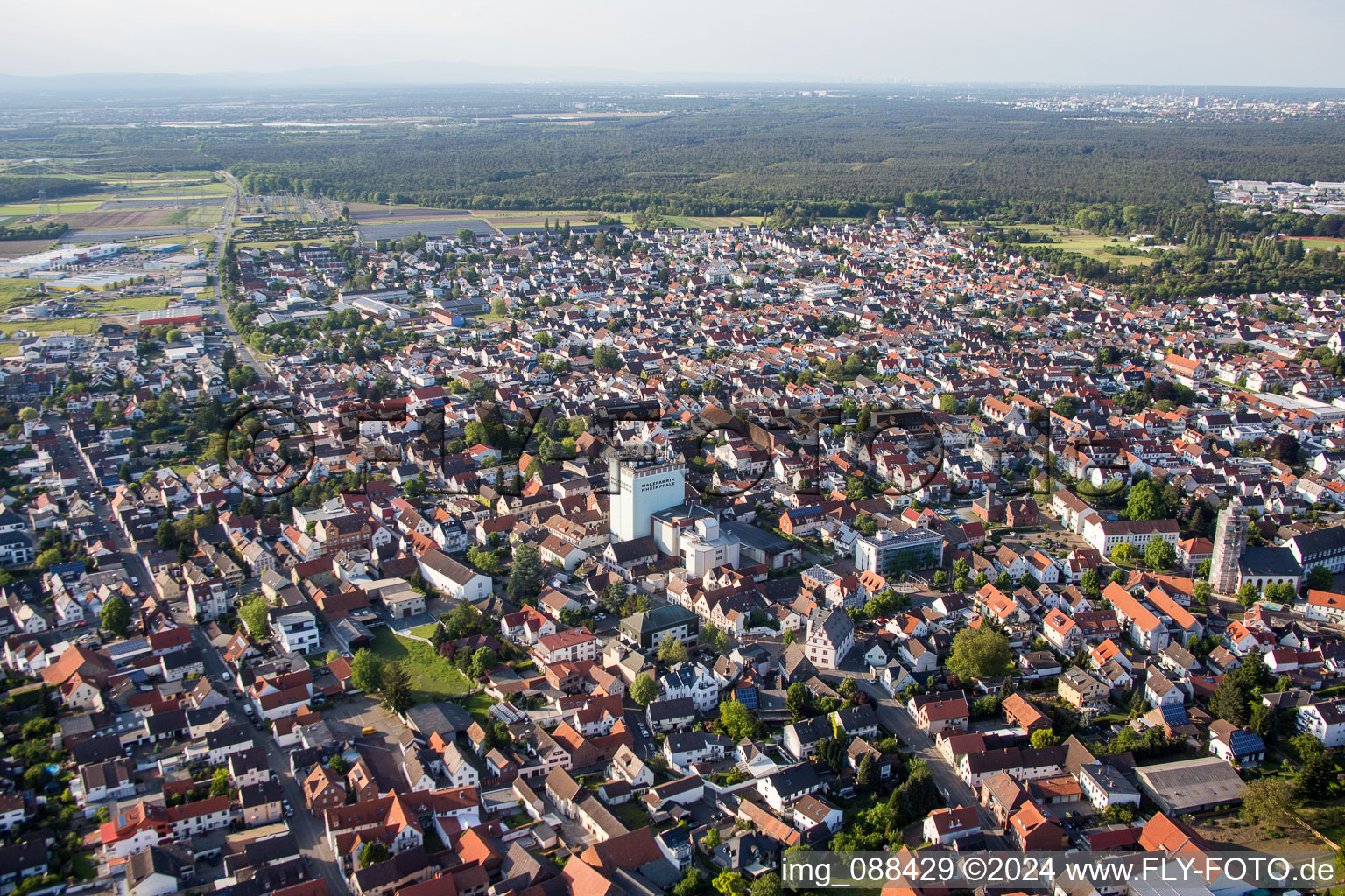 Vue aérienne de Vue sur la ville depuis le centre-ville à Pfungstadt dans le département Hesse, Allemagne