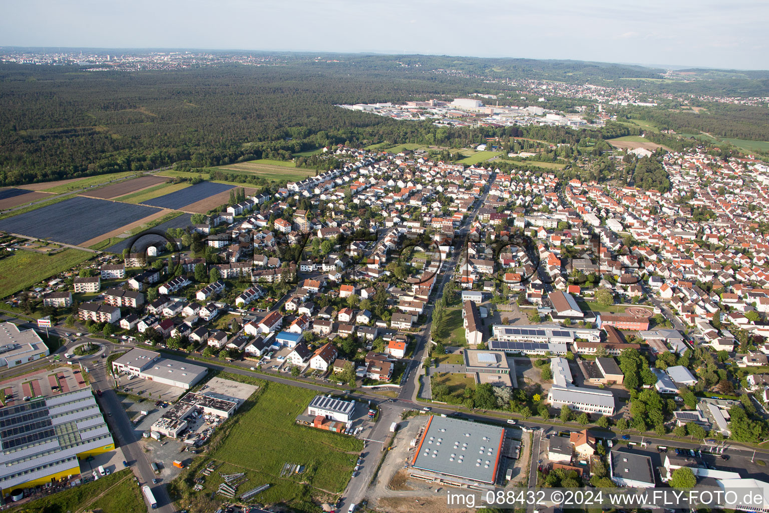 Vue oblique de Vue sur la ville depuis le centre-ville à Pfungstadt dans le département Hesse, Allemagne