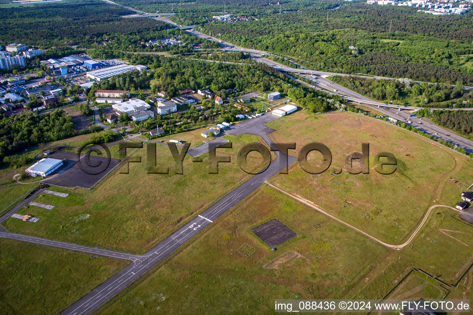 Vue aérienne de Piste avec aire de circulation de l'aérodrome August Euler à Griesheim à le quartier August-Euler-Fluplatz in Darmstadt dans le département Hesse, Allemagne