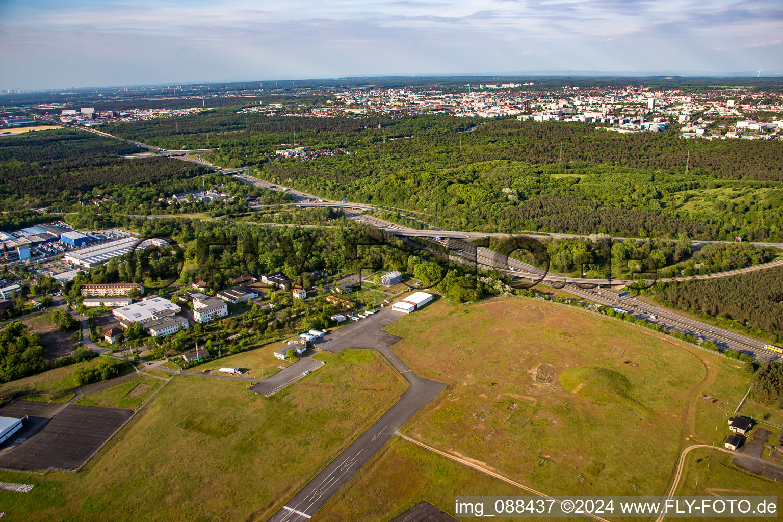 Vue aérienne de Piste avec aire de circulation de l'aérodrome August Euler à Griesheim à le quartier August-Euler-Fluplatz in Darmstadt dans le département Hesse, Allemagne