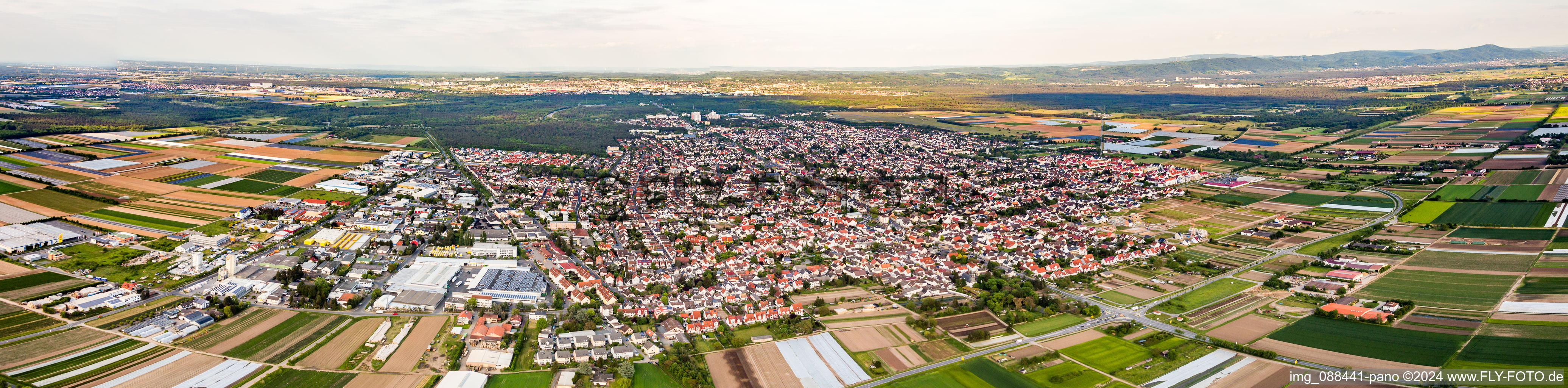 Vue aérienne de Perspective panoramique de la vue locale des rues et maisons des quartiers résidentiels à Griesheim dans le département Hesse, Allemagne