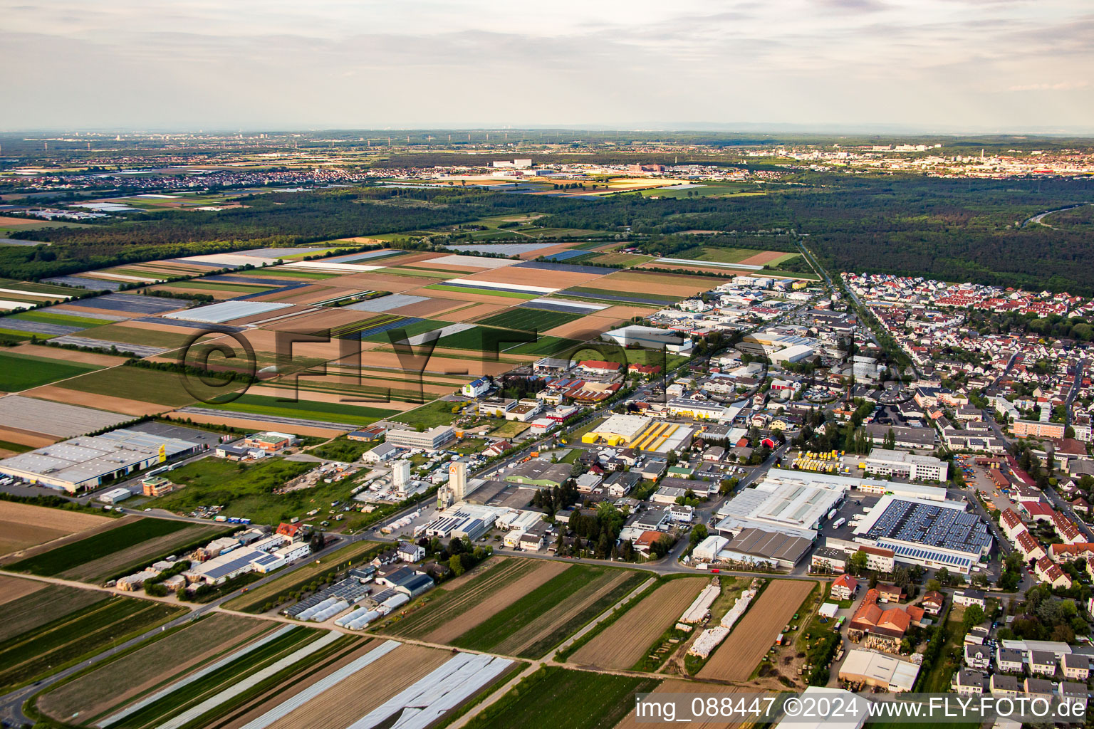 Vue aérienne de Zone industrielle du Nordring depuis l'ouest à Griesheim dans le département Hesse, Allemagne