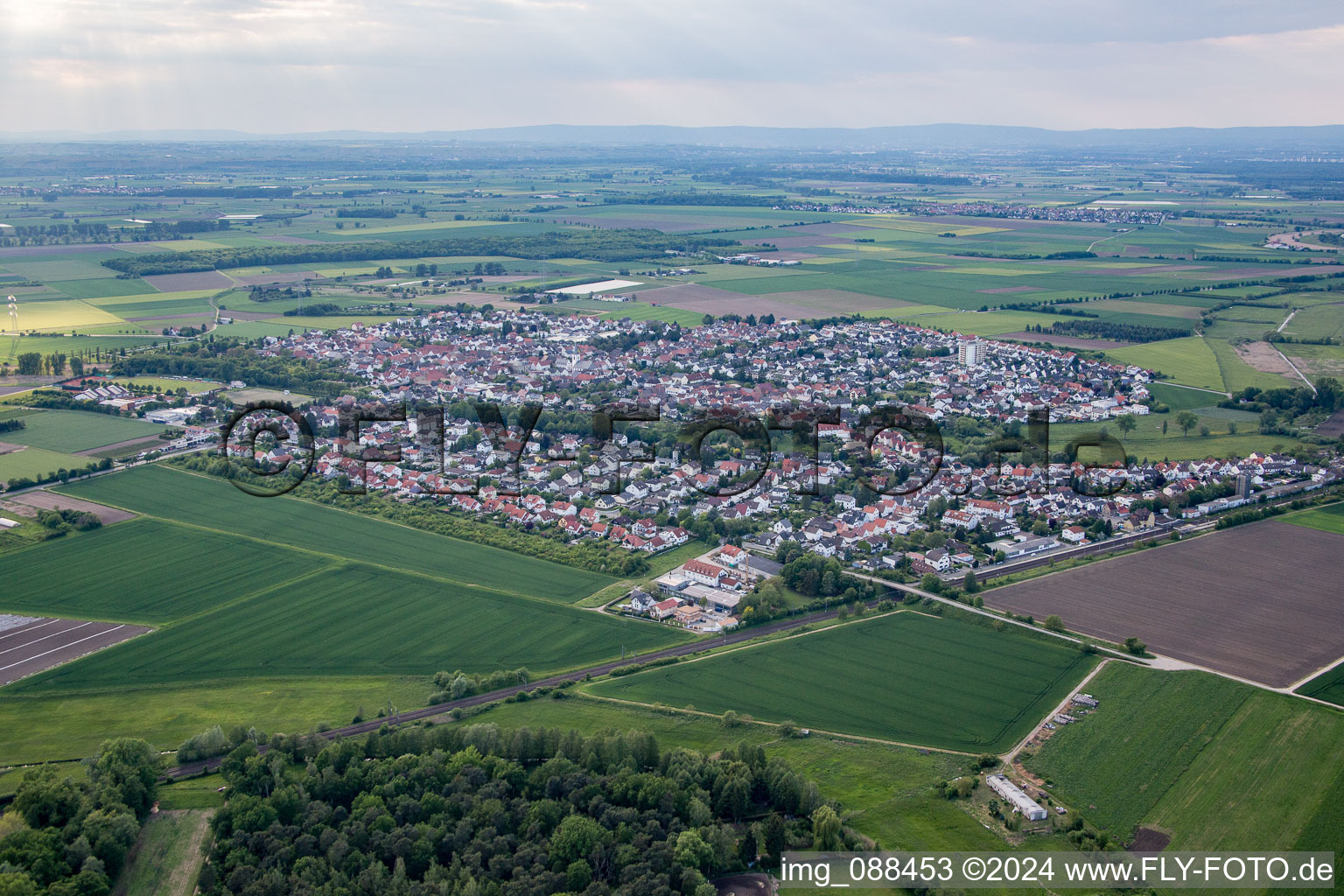 Vue aérienne de Dornheim dans le département Hesse, Allemagne