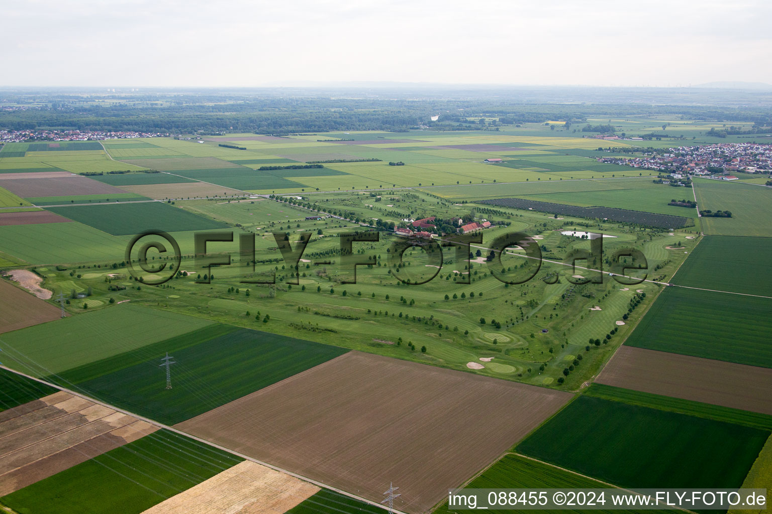 Vue aérienne de Site du parcours de golf Kiawah Golf Park Landgut Hof Hayna à le quartier Leeheim in Riedstadt dans le département Hesse, Allemagne