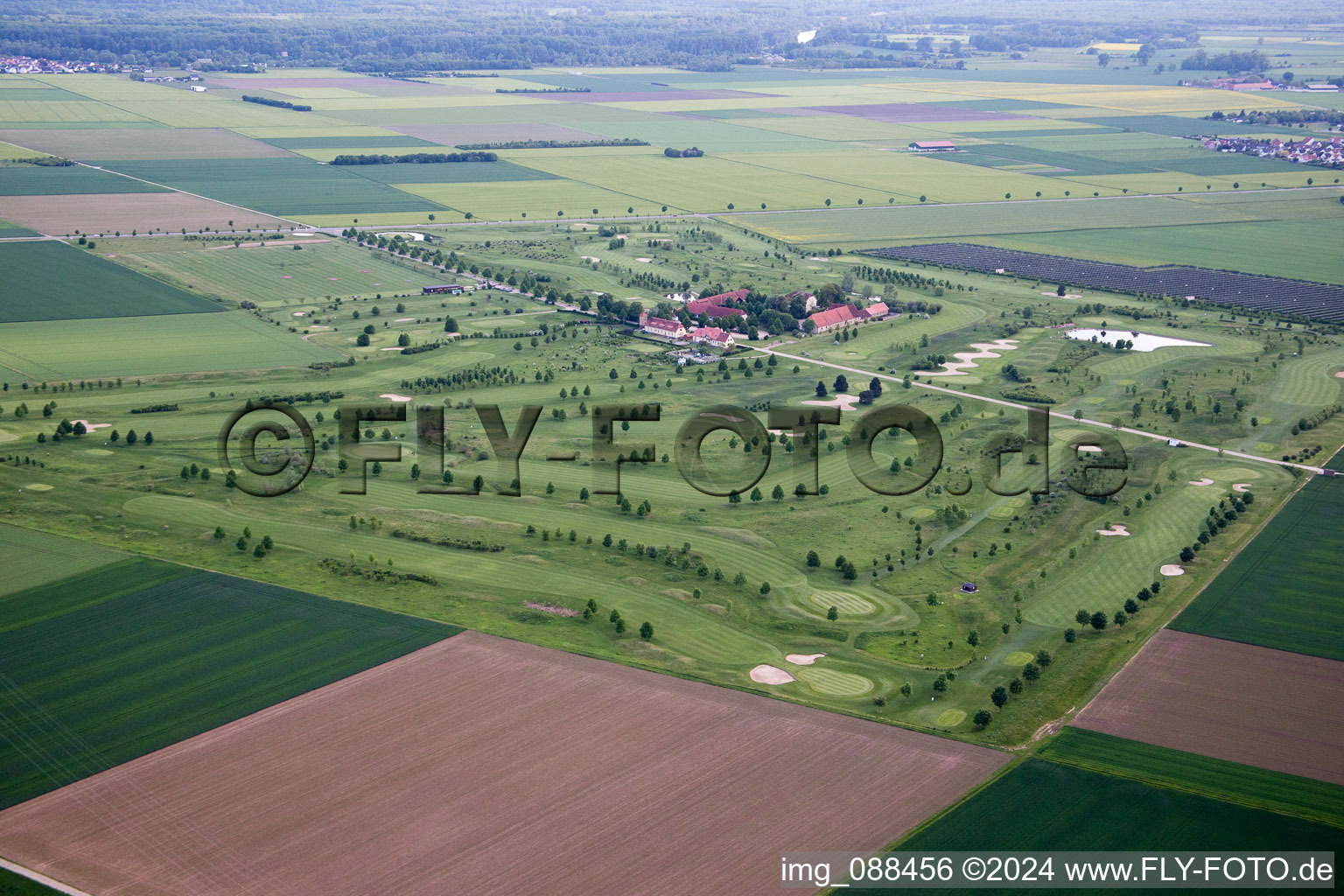 Vue aérienne de Site du parcours de golf Kiawah Golf Park Landgut Hof Hayna à le quartier Leeheim in Riedstadt dans le département Hesse, Allemagne