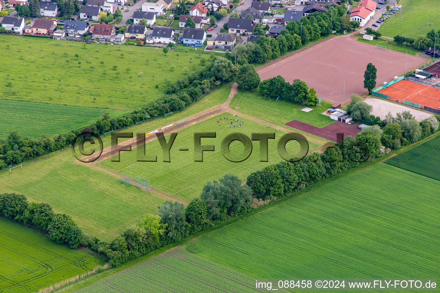 Vue aérienne de Terrain de football à le quartier Leeheim in Riedstadt dans le département Hesse, Allemagne