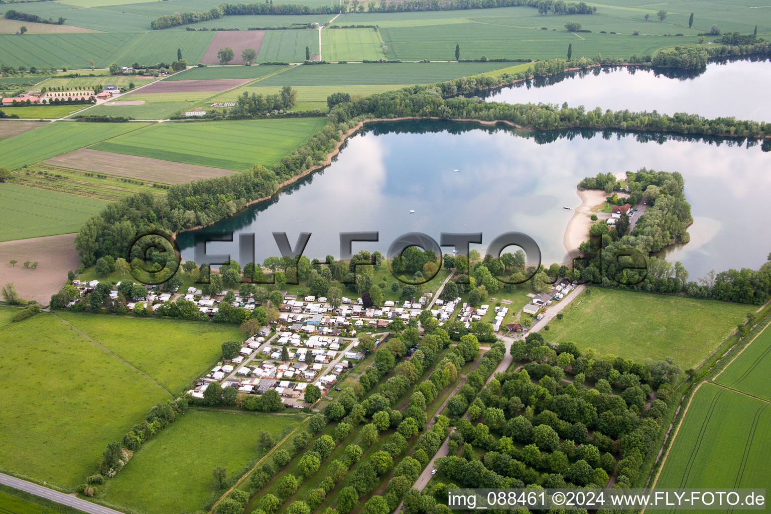 Vue aérienne de Camping Riedsee à le quartier Leeheim in Riedstadt dans le département Hesse, Allemagne