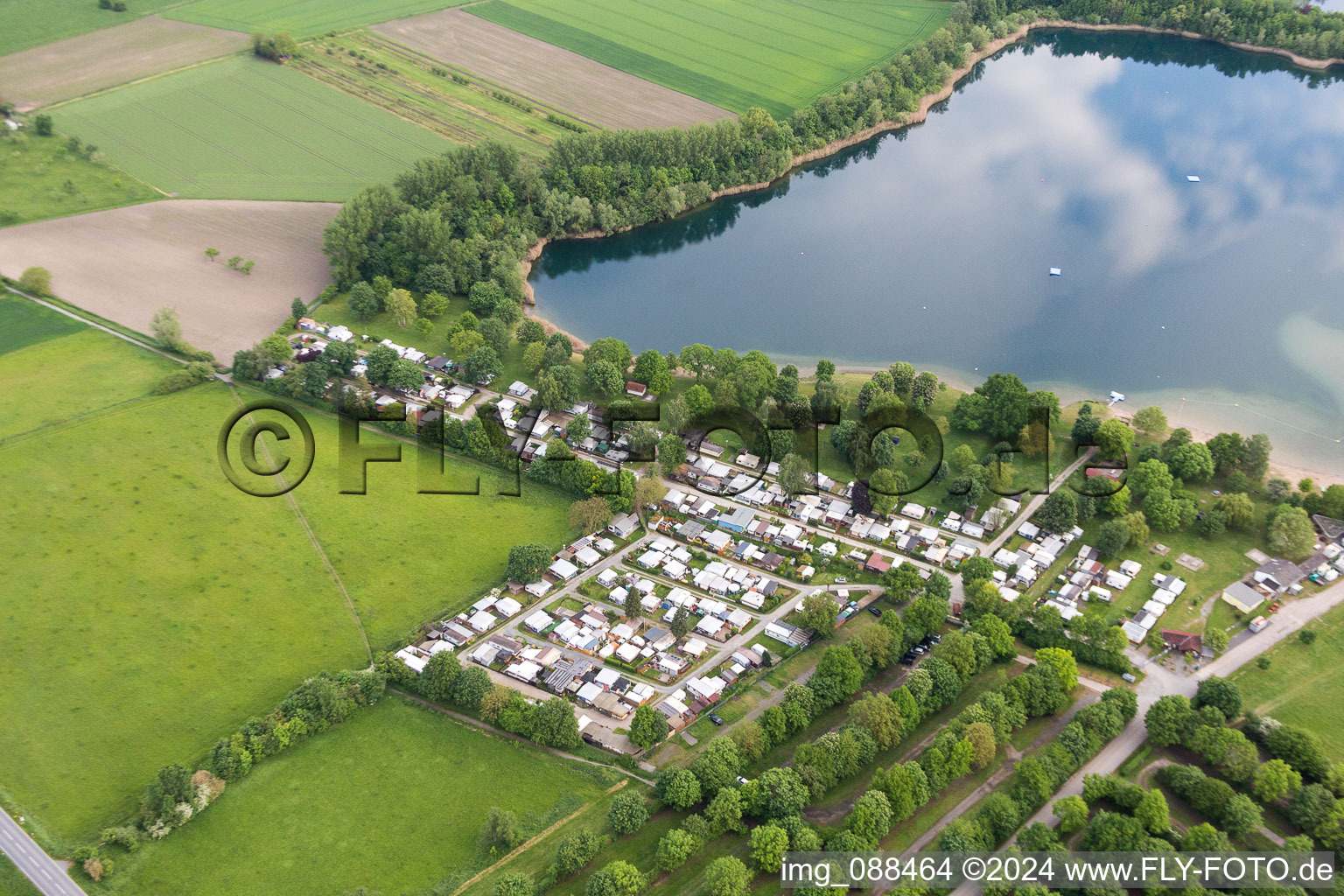 Vue aérienne de Caravanes et tentes - camping et camping à Riedsee à le quartier Leeheim in Riedstadt dans le département Hesse, Allemagne