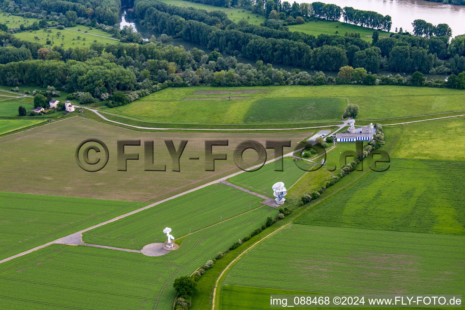 Vue aérienne de Point de mesure satellite Leeheim à le quartier Leeheim in Riedstadt dans le département Hesse, Allemagne