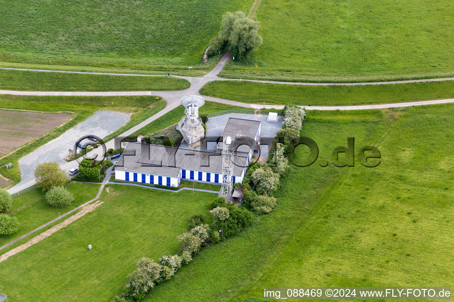 Vue aérienne de Miroirs paraboliques des antennes paraboliques du centre de mesure satellite BNetzA à le quartier Leeheim in Riedstadt dans le département Hesse, Allemagne