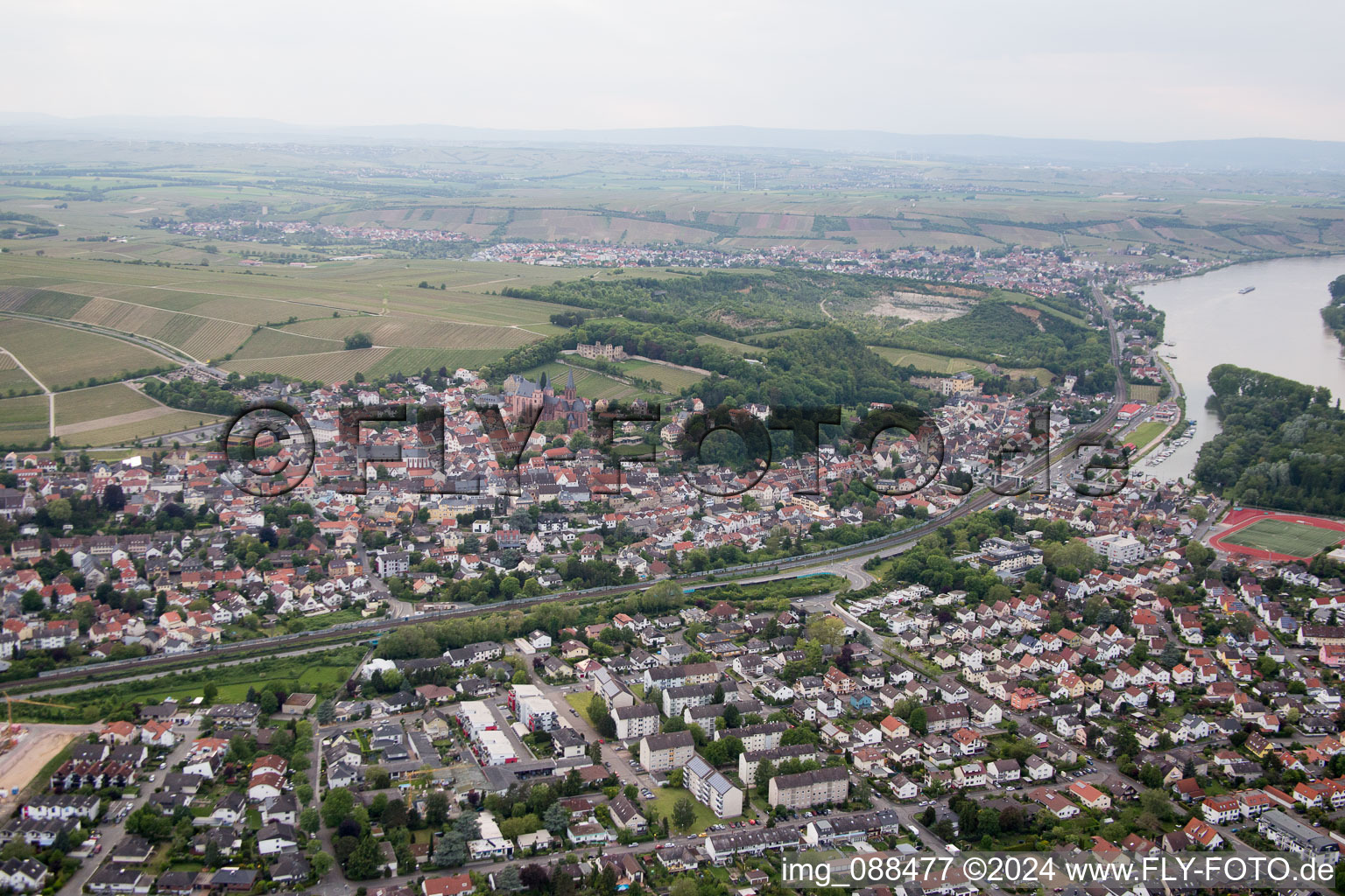 Vue d'oiseau de Oppenheim dans le département Rhénanie-Palatinat, Allemagne