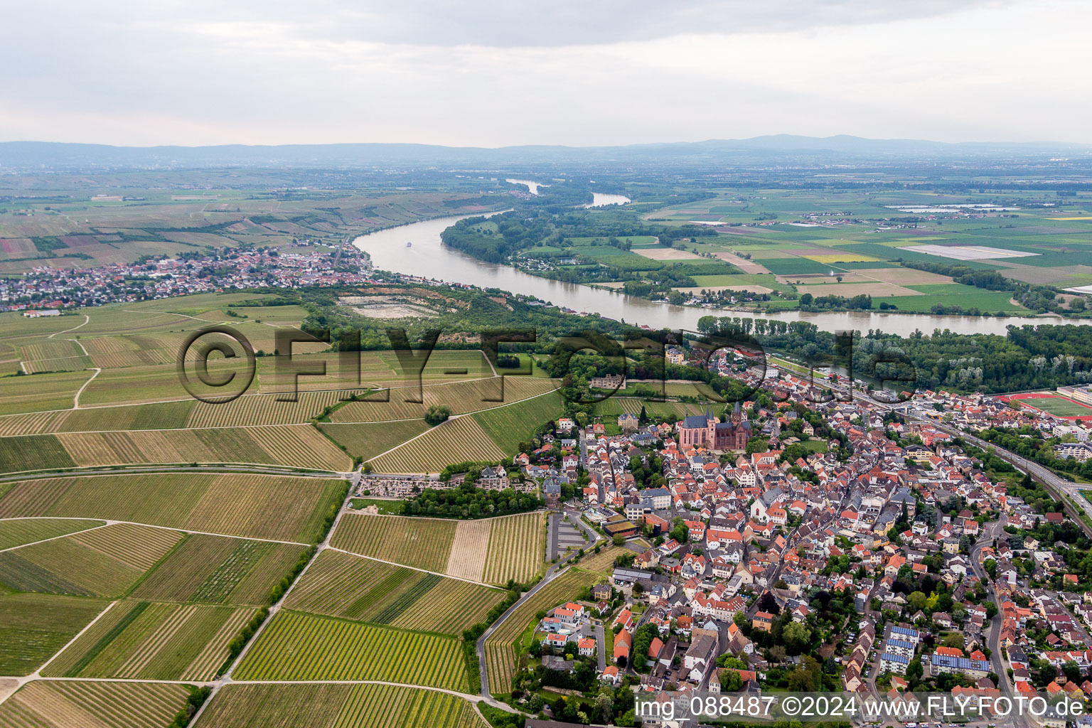 Vue aérienne de Village avec l'église Sainte-Catherine et le château de Landskron au bord du Rhin à Oppenheim dans le département Rhénanie-Palatinat, Allemagne