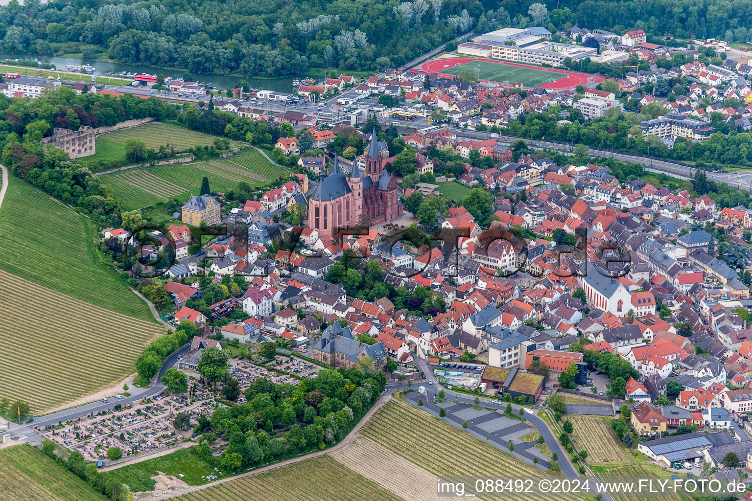 Vue aérienne de Village avec l'église Sainte-Catherine et le château de Landskron à Oppenheim dans le département Rhénanie-Palatinat, Allemagne