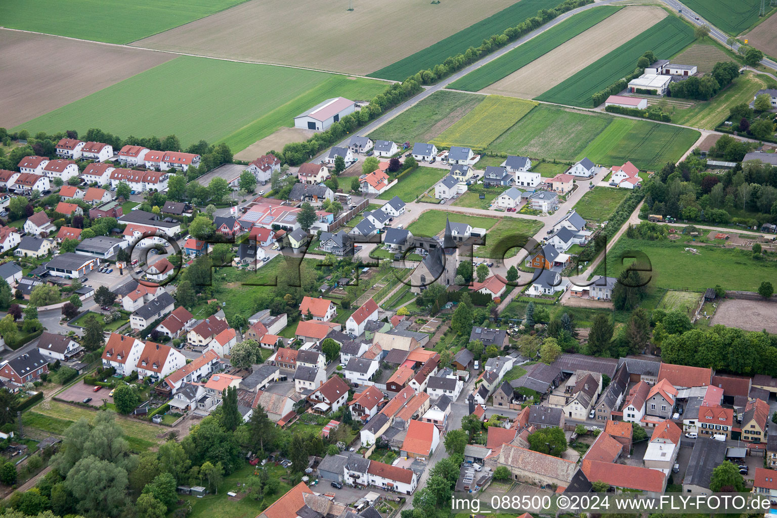 Vue aérienne de Vue sur le village à Dexheim dans le département Rhénanie-Palatinat, Allemagne