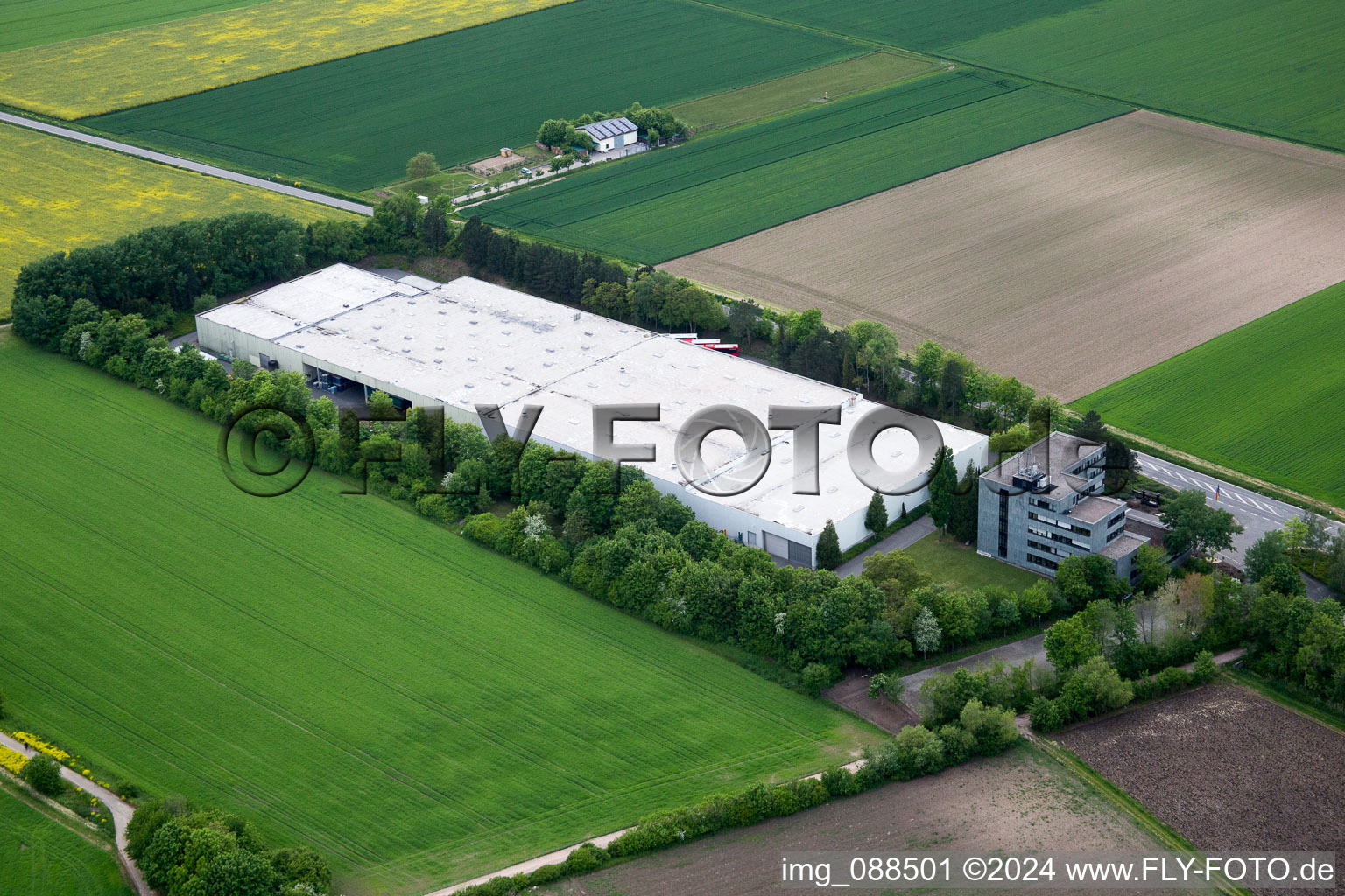 Vue aérienne de Complexe immobilier et centre logistique sur le site de Vinotours GmbH à Dexheim dans le département Rhénanie-Palatinat, Allemagne