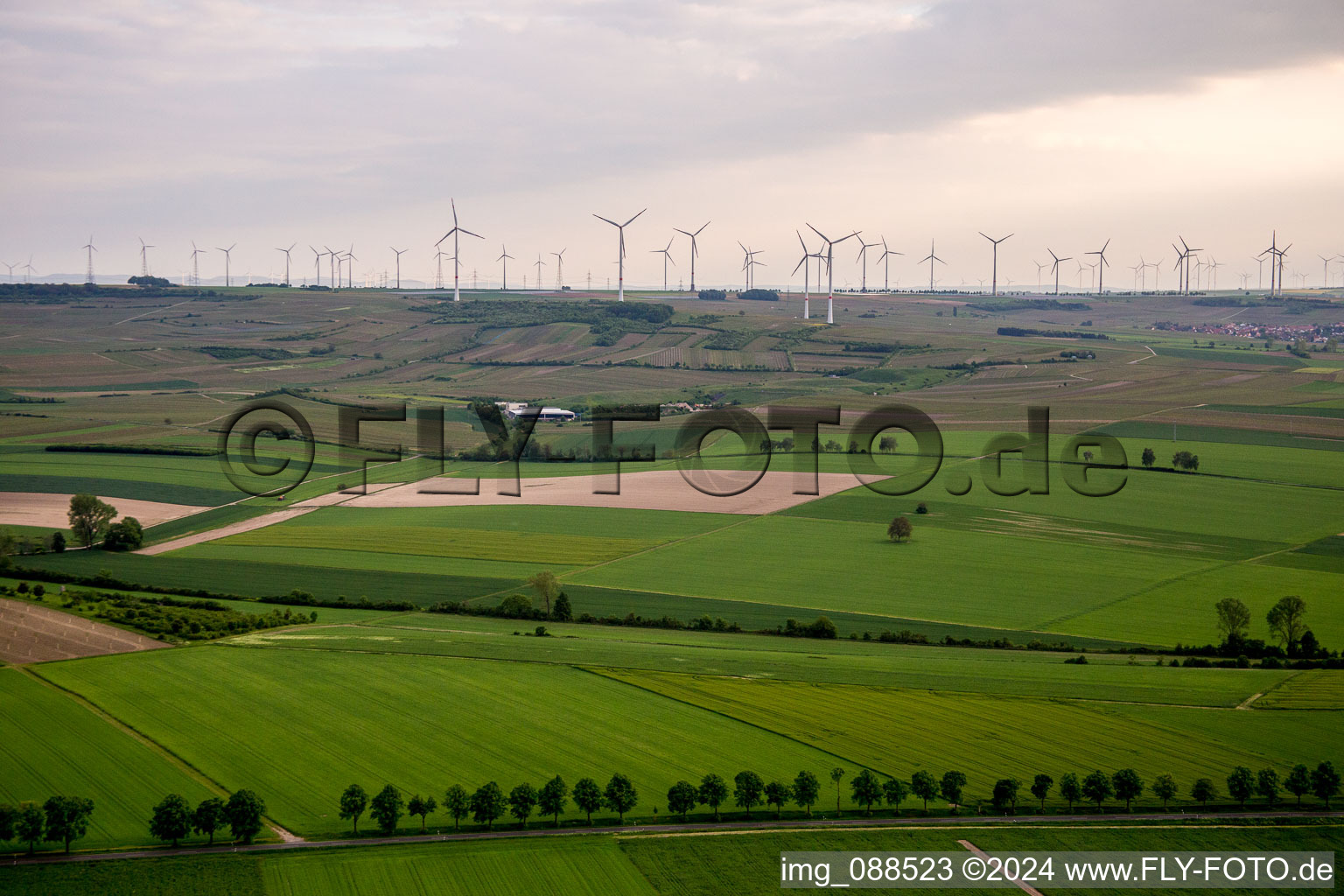 Vue aérienne de Éoliennes (WEA) - parc éolien - sur une colline à Gau-Odernheim dans le département Rhénanie-Palatinat, Allemagne