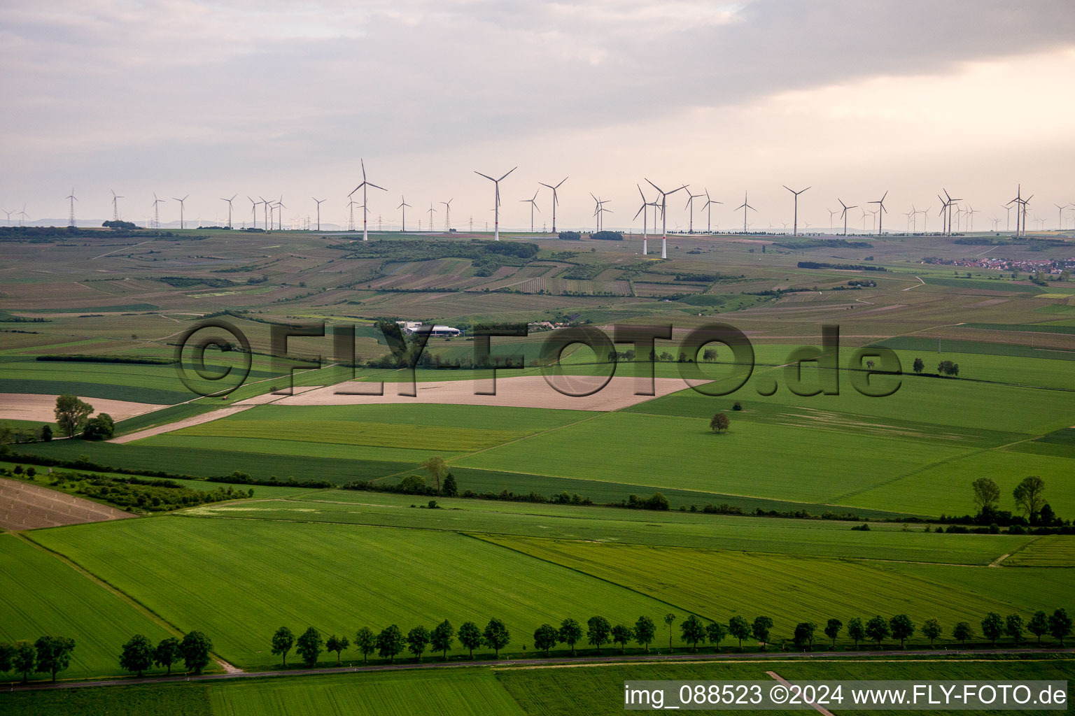 Vue aérienne de Éoliennes (WEA) - parc éolien - sur une colline à Gau-Odernheim à le quartier Heßloch in Dittelsheim-Heßloch dans le département Rhénanie-Palatinat, Allemagne