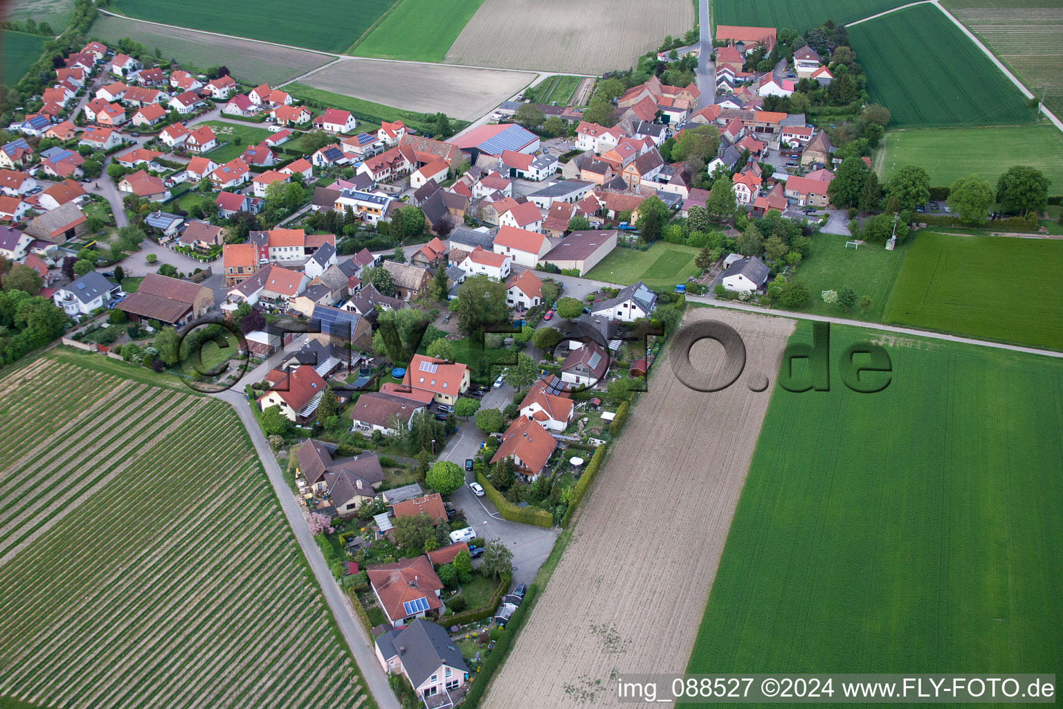 Vue aérienne de Champs agricoles et surfaces utilisables à Frettenheim dans le département Rhénanie-Palatinat, Allemagne