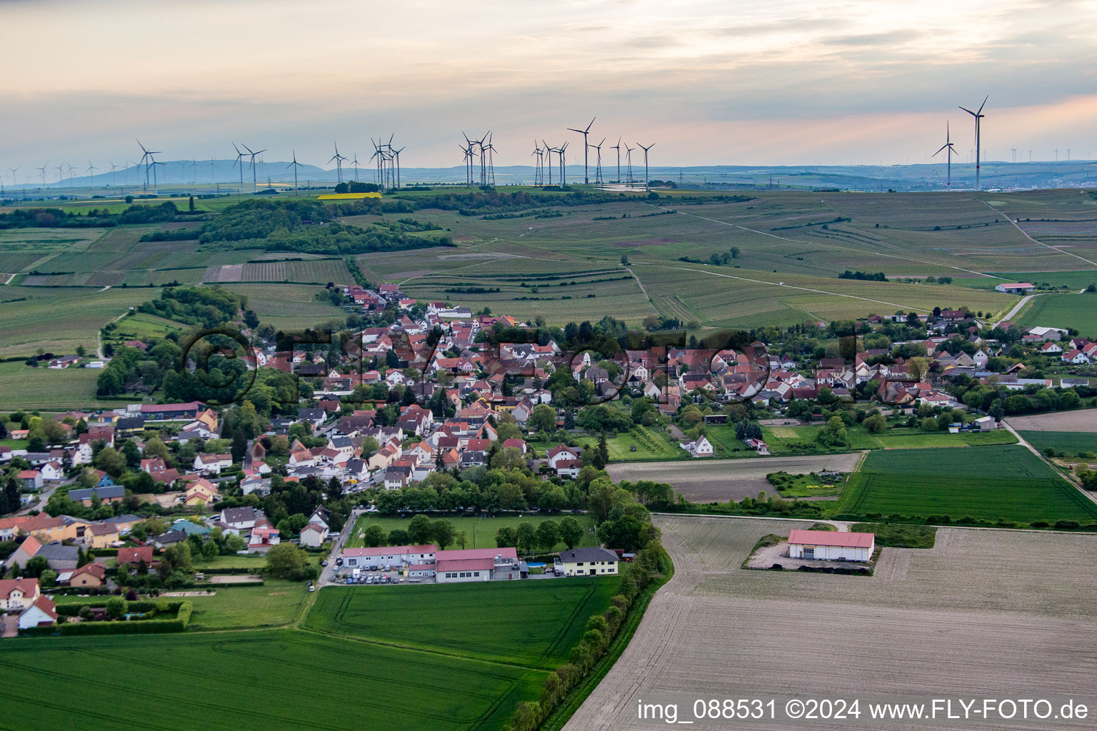 Vue aérienne de Vue sur le village à le quartier Dittelsheim in Dittelsheim-Heßloch dans le département Rhénanie-Palatinat, Allemagne