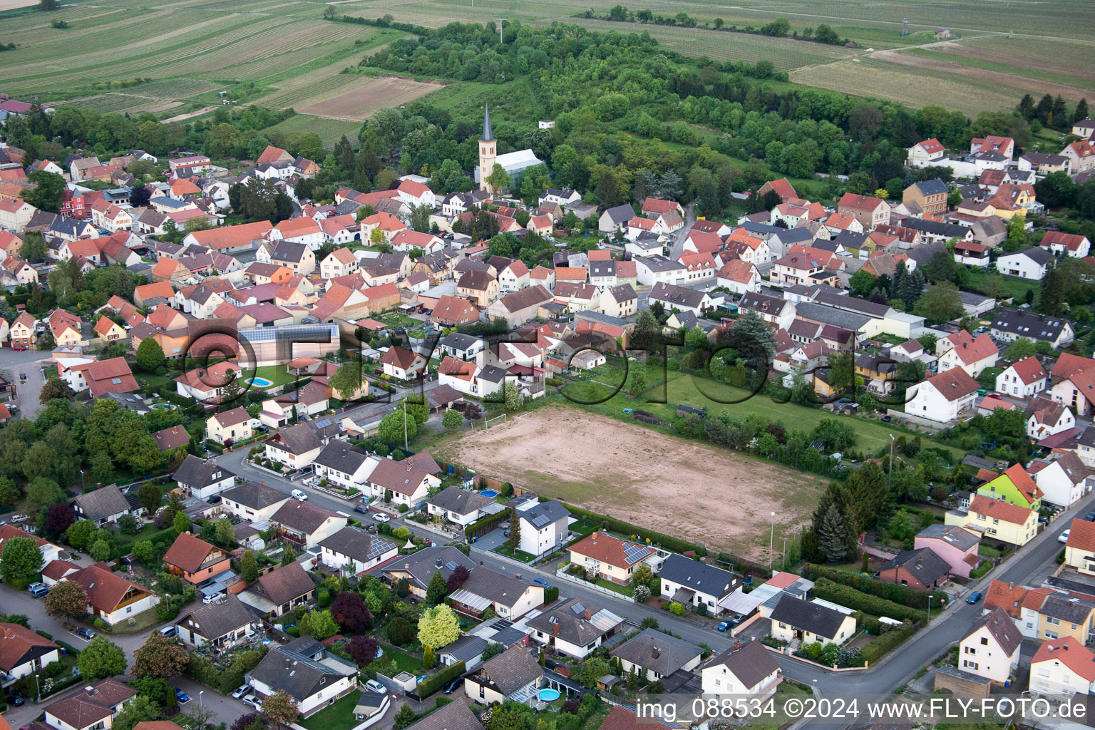 Vue aérienne de Vue sur le village à le quartier Heßloch in Dittelsheim-Heßloch dans le département Rhénanie-Palatinat, Allemagne