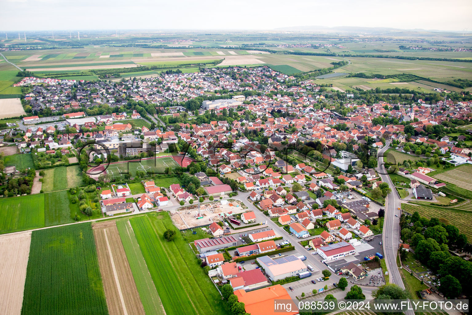 Vue aérienne de Vue des rues et des maisons des quartiers résidentiels à Westhofen dans le département Rhénanie-Palatinat, Allemagne