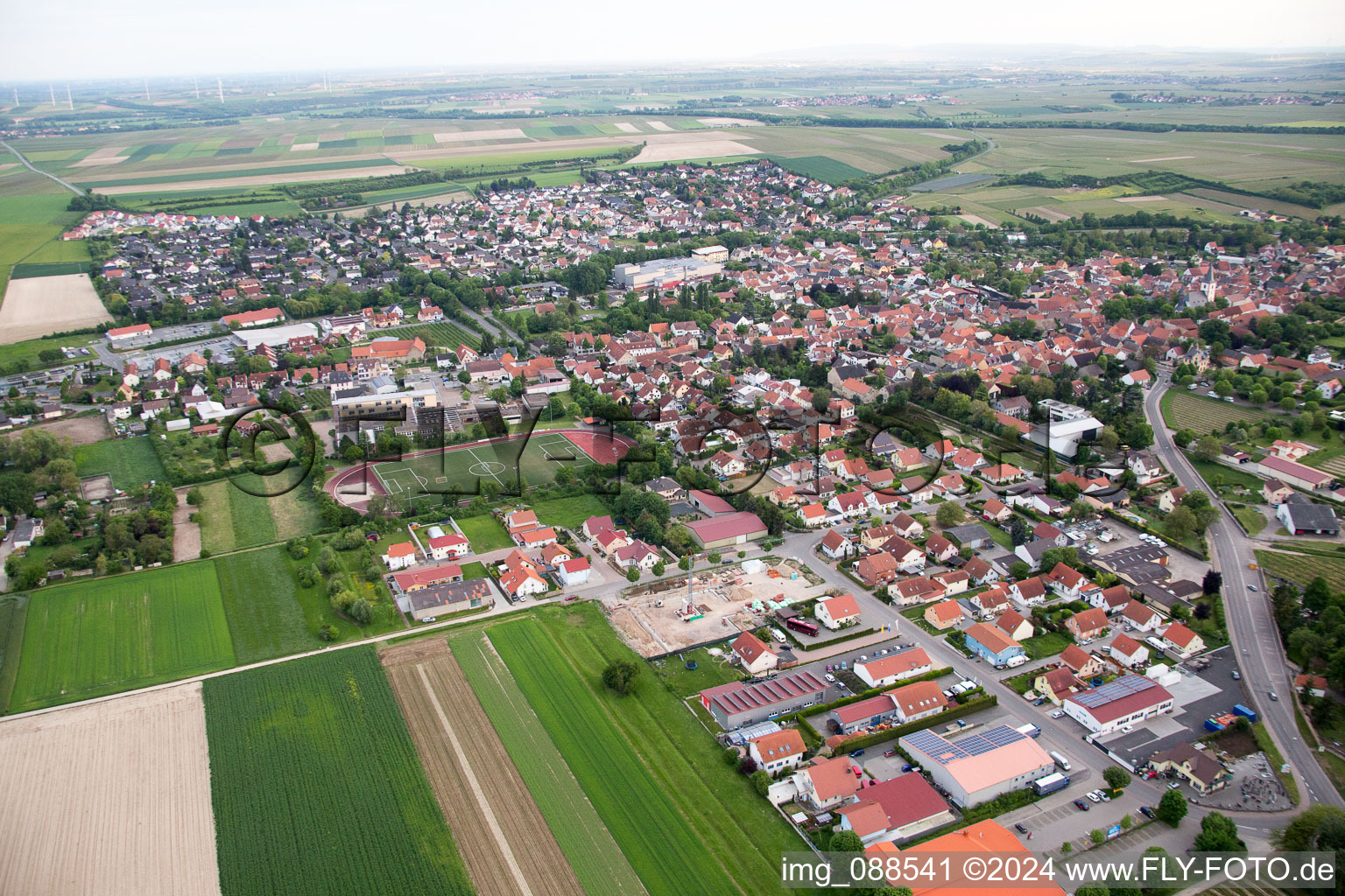 Vue aérienne de Westhofen dans le département Rhénanie-Palatinat, Allemagne