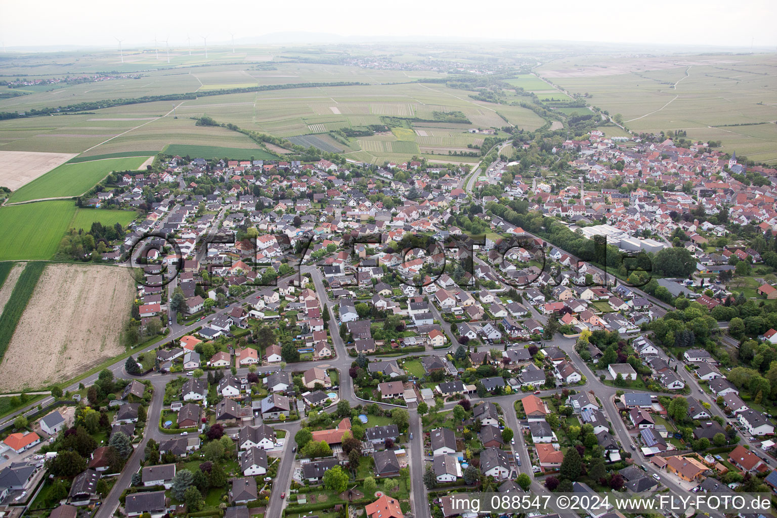 Westhofen dans le département Rhénanie-Palatinat, Allemagne depuis l'avion