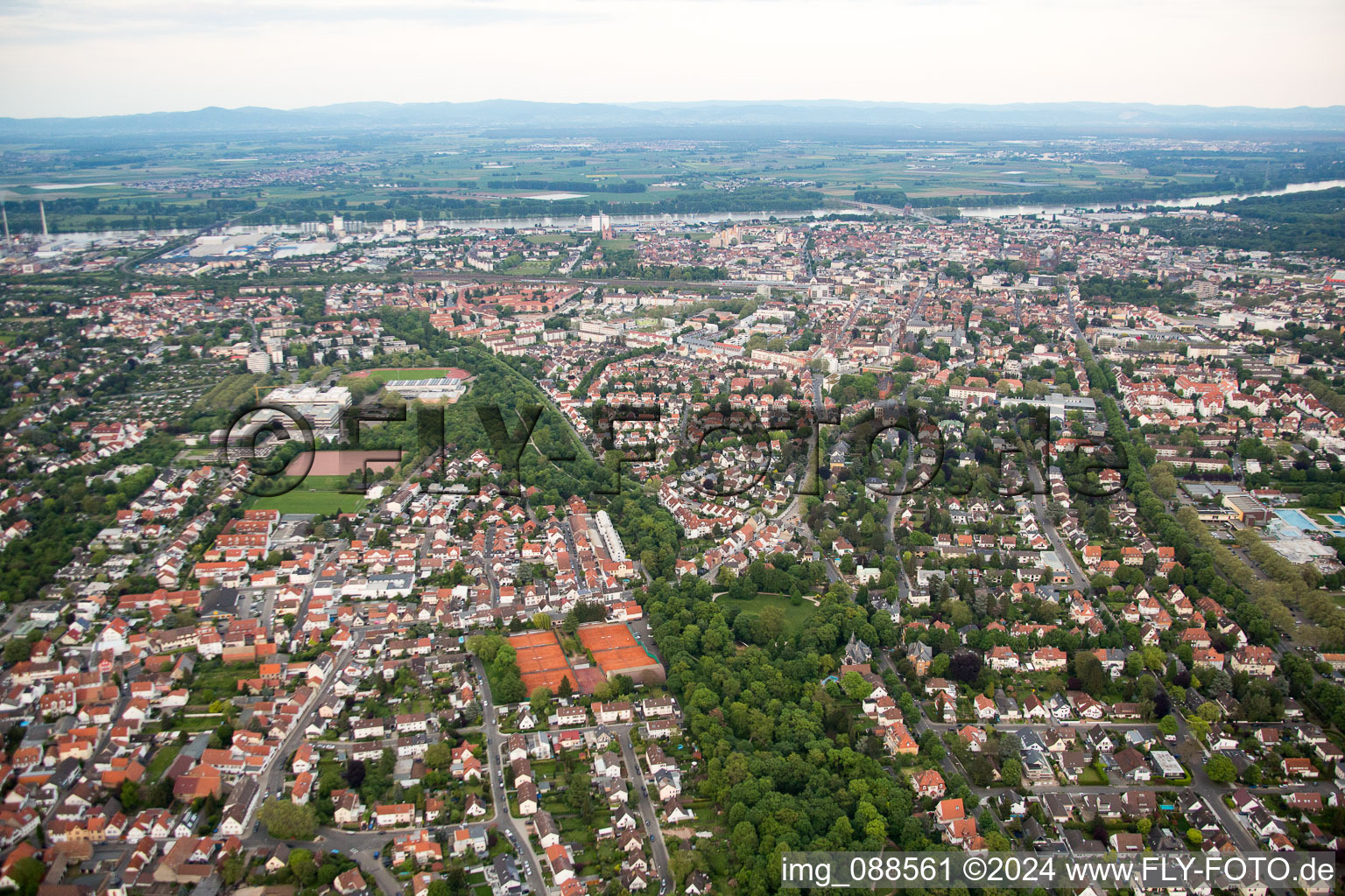 Vue aérienne de Quartier Hochheim in Worms dans le département Rhénanie-Palatinat, Allemagne