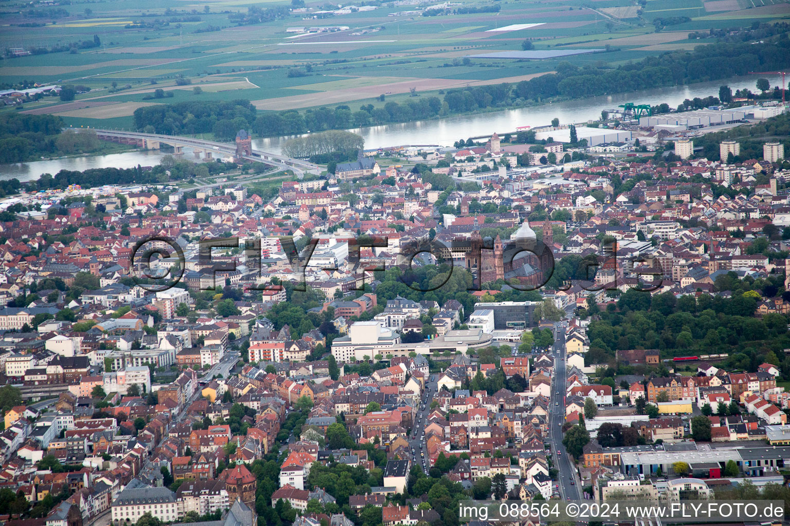 Vue aérienne de Cathédrale à Worms dans le département Rhénanie-Palatinat, Allemagne