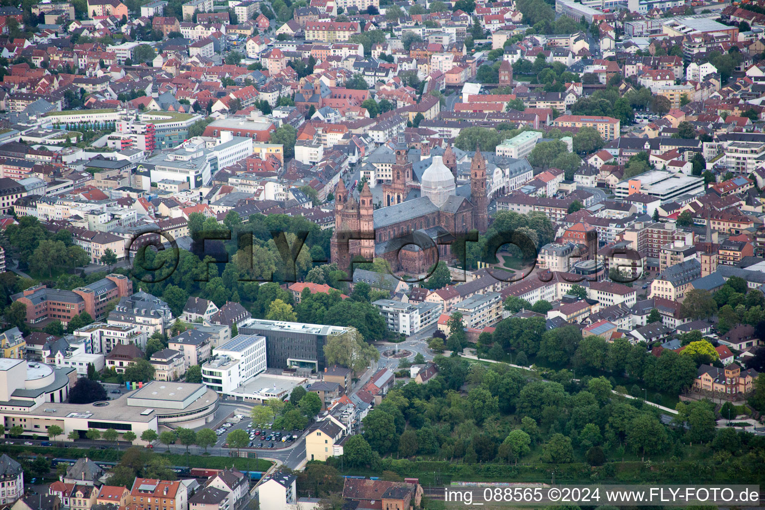 Vue aérienne de Cathédrale impériale Saint-Pierre à Worms dans le département Rhénanie-Palatinat, Allemagne