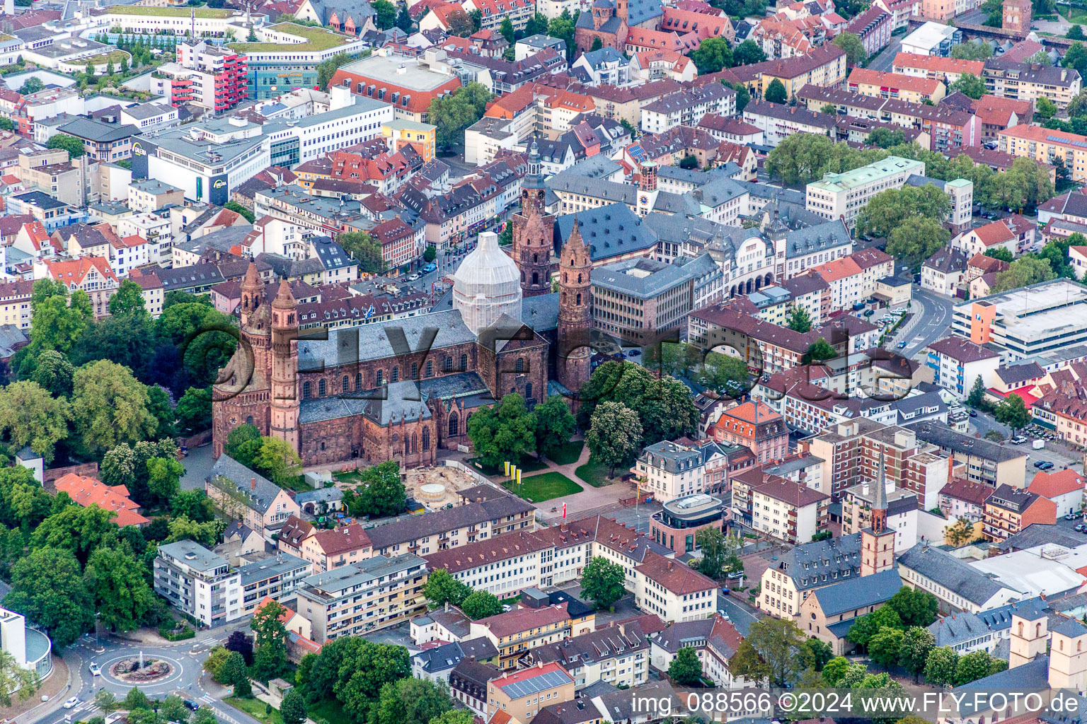 Vue aérienne de Bâtiment de l'église de la cathédrale impériale Saint-Pierre à Worms dans le département Rhénanie-Palatinat, Allemagne