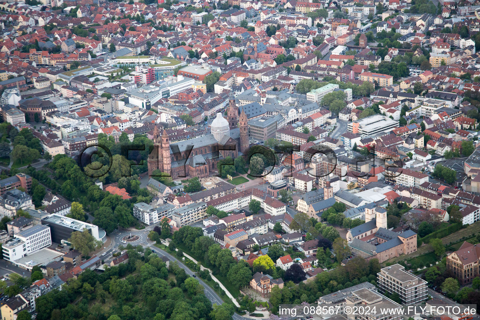 Vue aérienne de Cathédrale impériale Saint-Pierre à Worms dans le département Rhénanie-Palatinat, Allemagne