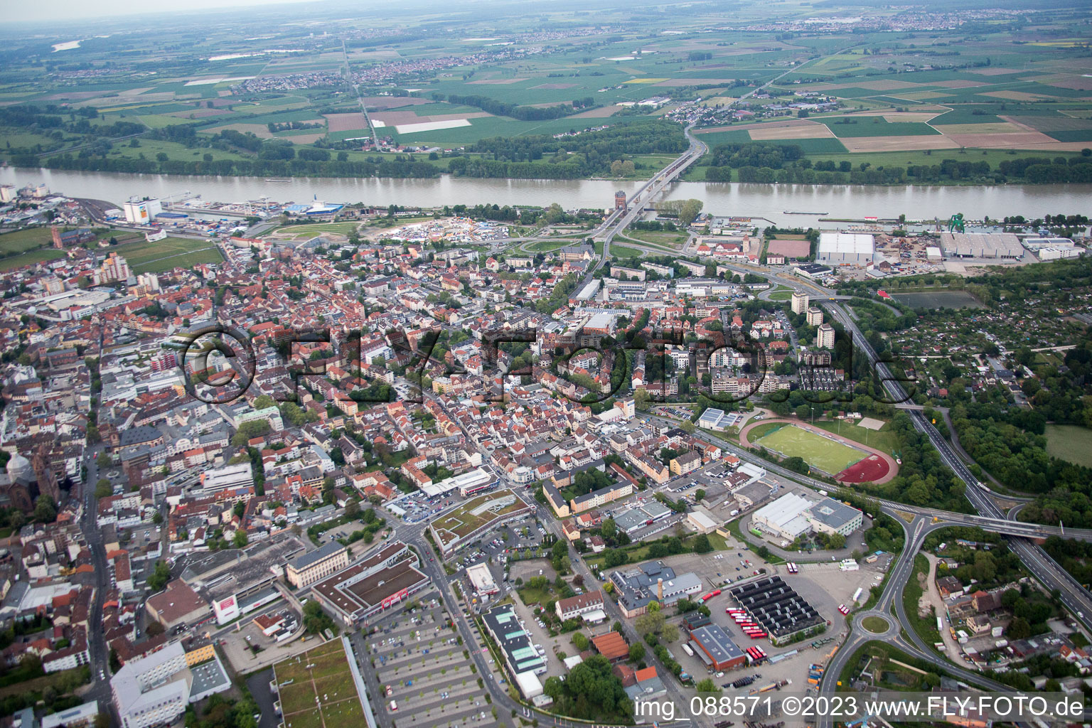 Worms dans le département Rhénanie-Palatinat, Allemagne depuis l'avion