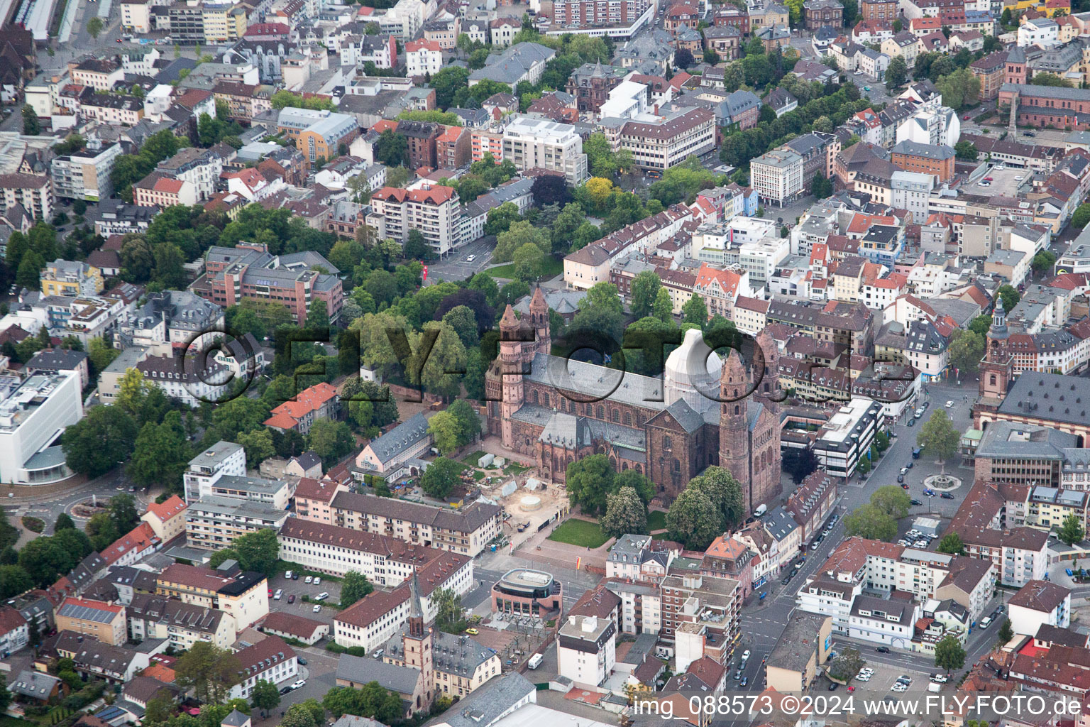 Vue oblique de Cathédrale à Worms dans le département Rhénanie-Palatinat, Allemagne