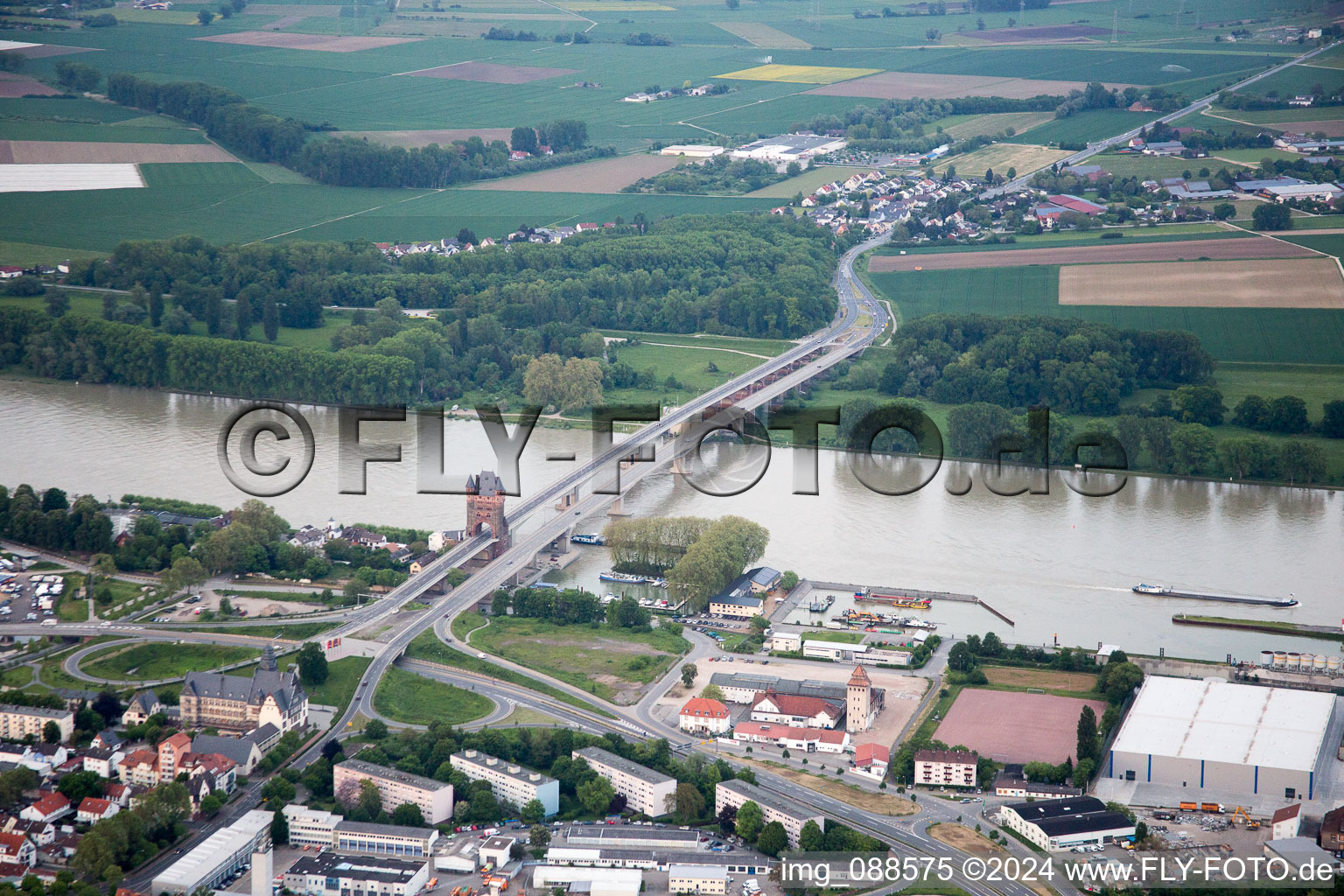 Vue aérienne de Pont des Nibelungen sur le Rhin à Worms dans le département Rhénanie-Palatinat, Allemagne