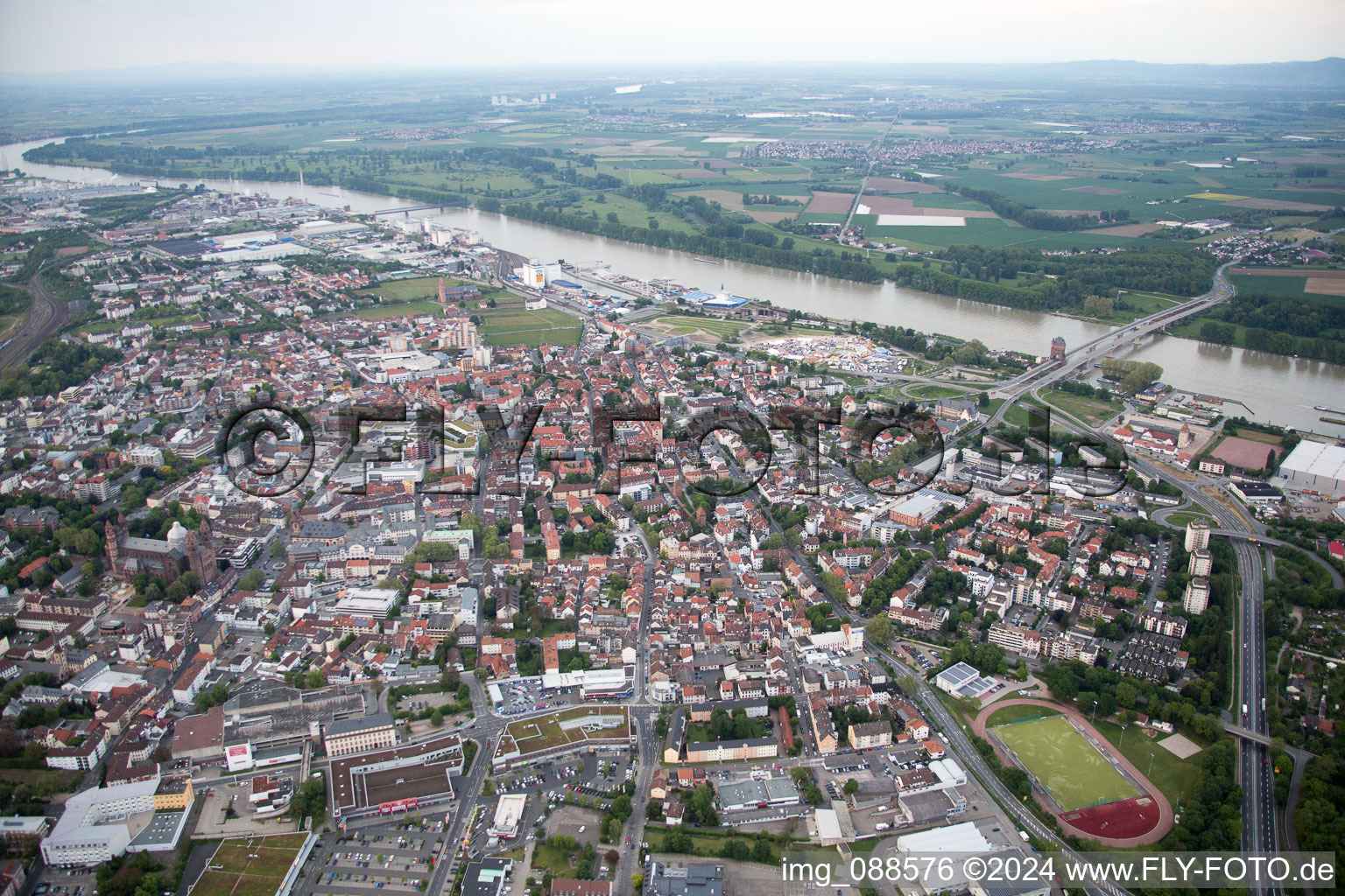 Vue d'oiseau de Worms dans le département Rhénanie-Palatinat, Allemagne